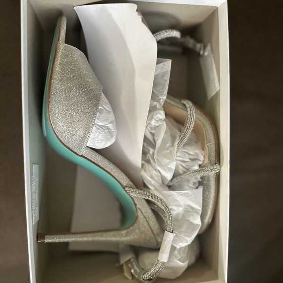 NEW - BETSEY JOHNSON Silver Sandal Heel - Picture 3 of 6